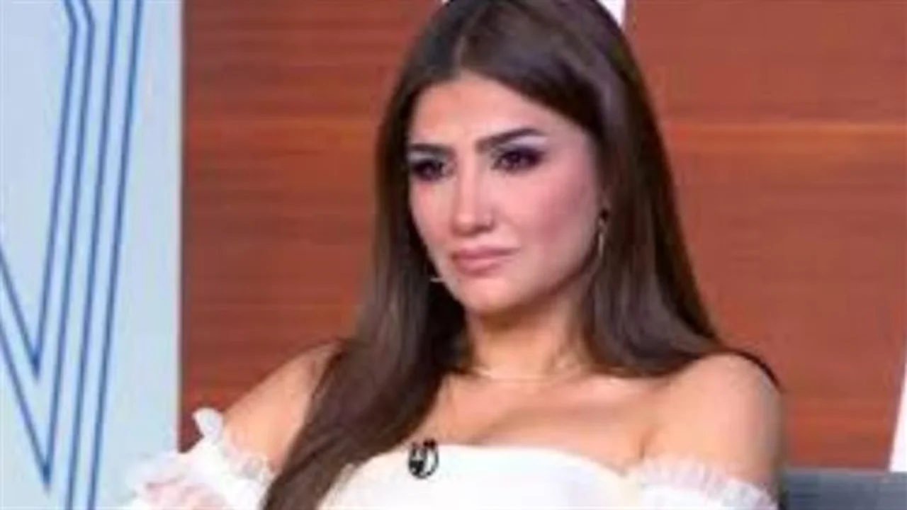 إطلالة استثنائية.. مي عمر تخطف الأنظار في محطة قطارات براج العالمية